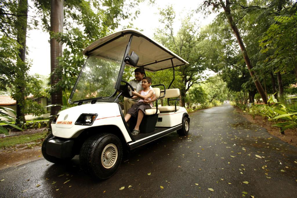 Heritage Madurai Eksteriør bilde A 4-seater golf cart