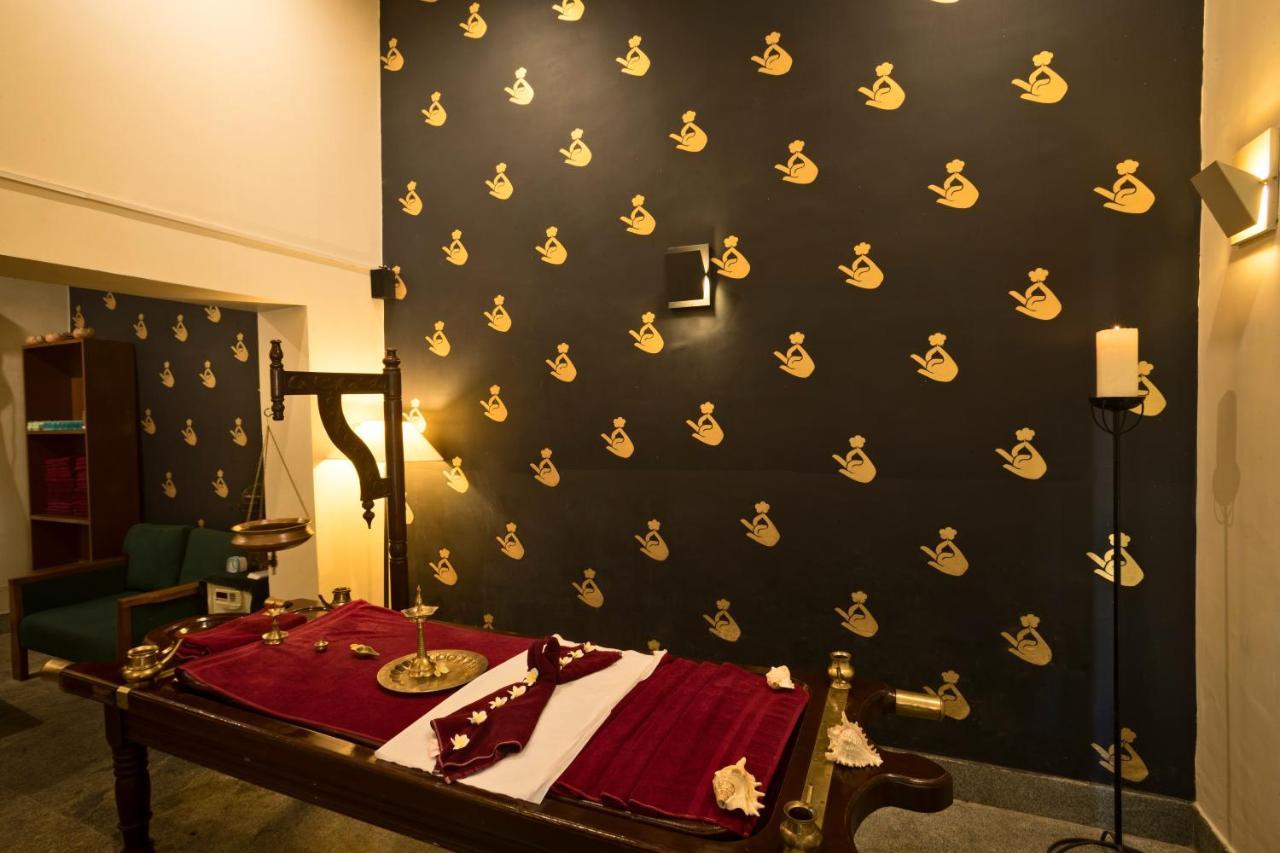 Heritage Madurai Eksteriør bilde Ayurvedic massage table